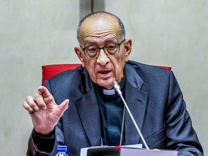 El presidente de la Conferencia Episcopal Española, el cardenal Juan José Omella, durante el discurso de apertura de la asamblea plenaria de los obispos, este lunes en Madrid.