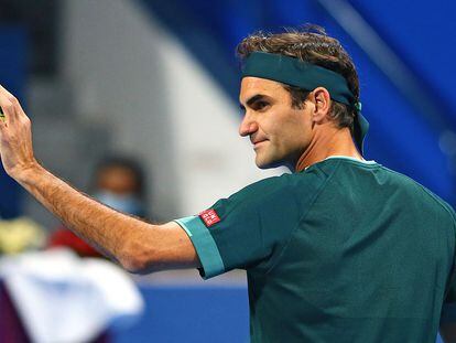 Federer se dispone a servir durante el partido contra Evans en Doha.