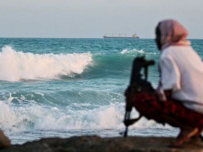 Un pirata vigila desde la costa de Somalia, en una imagen de 2019.