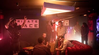 Un momento del rodaje de la serie 'El Inmortal', protagonizada por Álex García (sentado a la derecha).