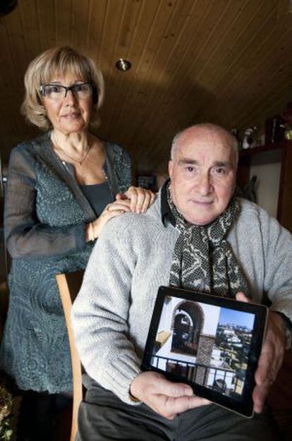 Eulogio y Felisa muestran una imagen del apartamento que van a ceder.