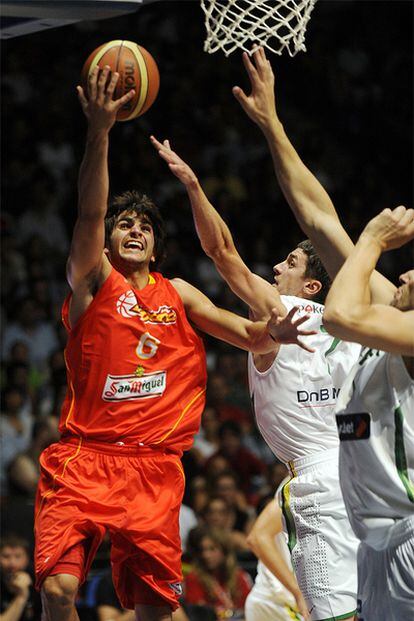 Ricky Rubio penetra a canasta ante la oposición de dos rivales.