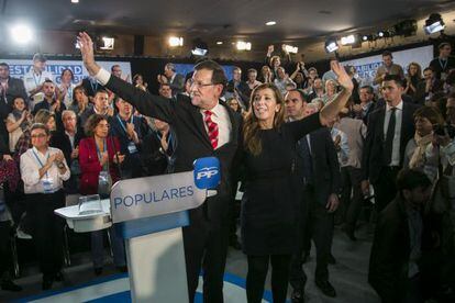 Rajoy i S&aacute;nchez-Camacho saluden els assistents a l&#039;acte del PP