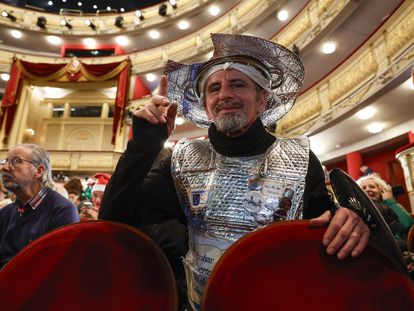 José Antonio Toro, disfrazado de Don Quijote, asiste en el Teatro Real de Madrid al Sorteo Extraordinario de Navidad de la Lotería Nacional.