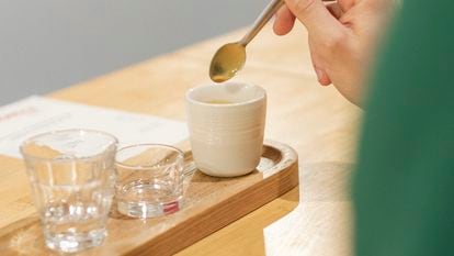 Taza con café, vasito para dejar la cucharilla y otro para con agua. Así se sirve en la cafetería Substance de París.