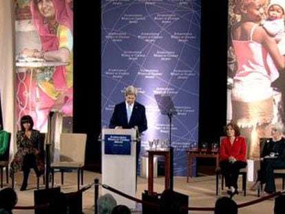 John Kerry y Michelle Obama con las nueve mujeres premiadas por el Departamento de Estado.