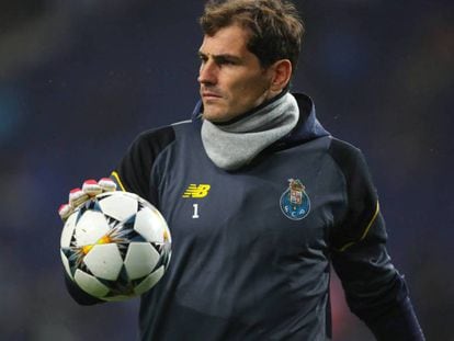 Casillas, durante un partido con el Oporto.