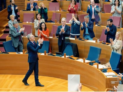 El consejero de Hacienda, Arcadi España, aplaude la aprobación de los presupuestos valencianos ante el presidente de la Generalitat, Ximo Puig, y los vicepresidentes Aitana Mas y Héctor Illueca.