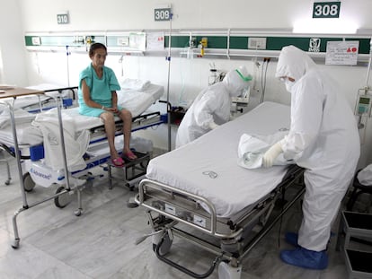 Una persona es atendida en un hospital del IMSS durante la emergencia sanitaria de la covid-19, en mayo del 2023.