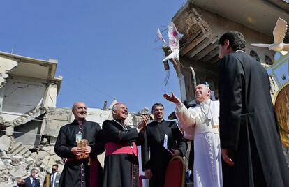 El Papa suelta una paloma blanca en la plaza de Hosh al Bieaa, este domingo en Mosul. El Pontífice ha visitado la ciudad iraquí en ruinas donde se proclamó el califato del Estado Islámico en 2014 y en la que apenas quedan algunas familias cristianas.