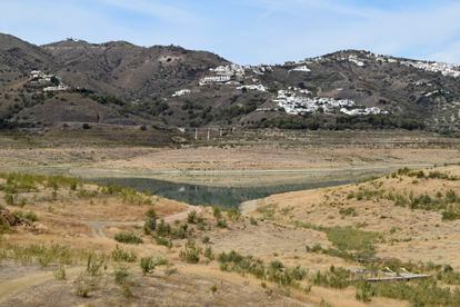 Los embalses españoles se encuentran al 36,8% de su capacidad, 0,2 puntos porcentuales menos que hace una semana, con lo que la reserva de agua sigue descendiendo a pesar de las copiosas lluvias caídas en lo que va de mes de septiembre, según datos publicados por el Ministerio para la Transición Ecológica. Respecto a hace un año, guardan un 9,6% más de agua, mientras que en relación a la media de los últimos diez años la cantidad de agua embalsada en el país es un 26,2% inferior.