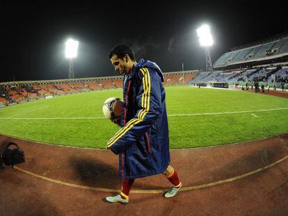 Pedro se lleva el balón tras el hat-trick ante Bielorrusia.