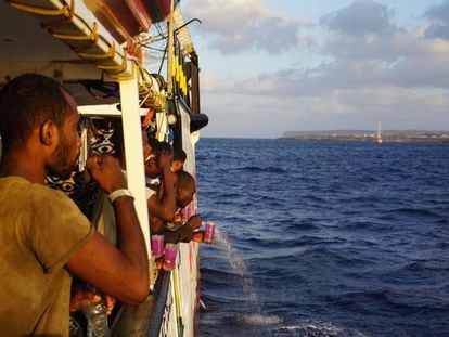 Inmigrantes a bordo del 'Open Arms', fondeado frente a Lampedusa.