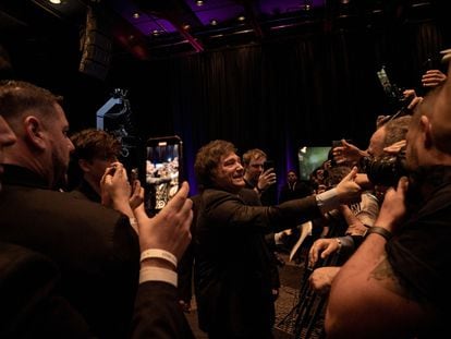 Javier Milei, presidente electo de Argentina, saluda a sus partidarios durante un mitin la noche electoral en la sede del partido en Buenos Aires, Argentina, el domingo 19 de noviembre de 2023.