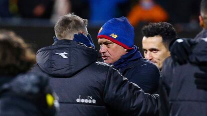 Mourinho habla con el entrenador del Bodo Glimt, Kjetil Knutsen, tras terminar el partido.