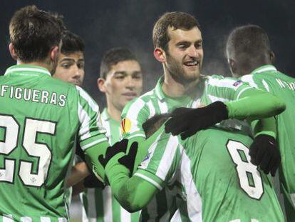 José Antonio Delgado Villar 'Nono' celebra con sus compañeros su gol ante el Rubin Kazán.