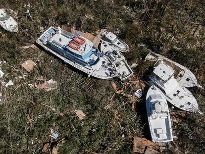 Foto aérea de barcos encallados en Fort Myers (Florida) tras ser arrastrados tierra adentro por el huracán.