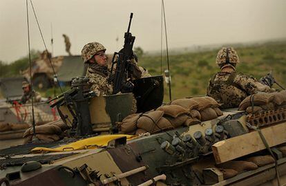 Soldados alemanes en un vehículo blindado <i>Fuchs</i> en el área de Kunduz.