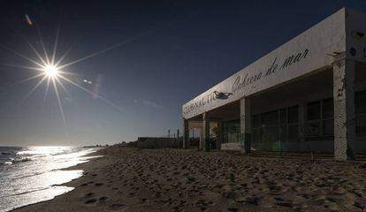 Fachada del Club Nàutic de Cabrera de Mar, que lleva meses cerrado.