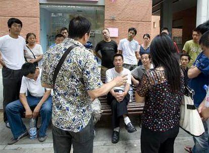 Algunos de los ciudadanos chinos <i>liberados,</i> ayer en una calle de Mataró.