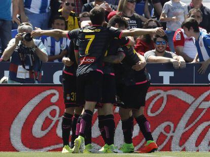 Los jugadores del Espanyol celebran el gol de Baptistao.