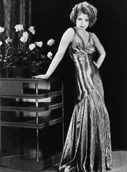 Clara Bow, con un vestido plateado, en una imagen sin fecha.