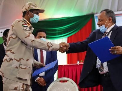 El general Mohamed Hamdan Dagalo y el jefe del Movimiento Kush de Sudán, Mohamed Dawood, se dan la mano tras la firma del acuerdo, este lunes en Yuba (Sudán del Sur).