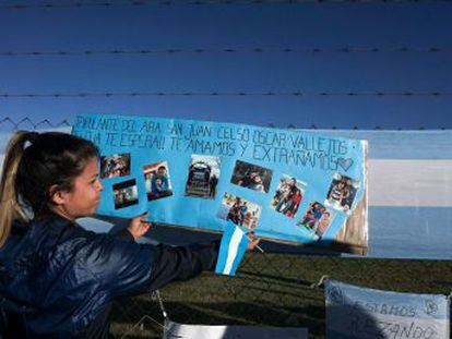 Los allegados de los tripulantes siguen la búsqueda del ARA San Juan desde la base naval de Mar del Plata, llena de mensajes de solidaridad