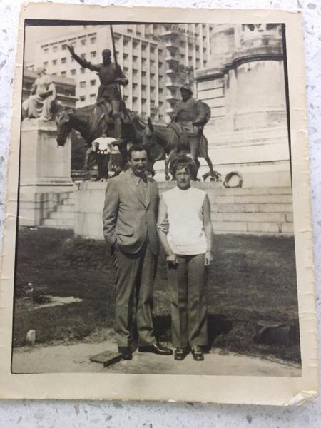 Sergio Teitelboim y Perla Grinblatt, la pareja de amigos de Neruda que guardó su soneto 'Sangre de toro', fotografiados en los años sesenta.