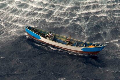 Moment of the rescue by the Air Force of the three survivors of the cayuco found adrift on April 26 about 500 kilometers off the coast of El Hierro.