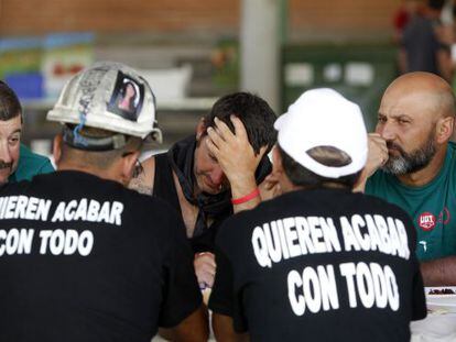 Varios mineros a su llegada al polideportivo de San Rafael, Segovia.