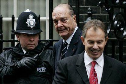 Tony Blair y Jacques Chirac, a su salida de Downing Street el día en que celebran una cumbre bilateral.