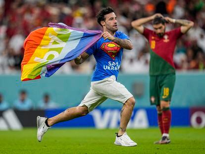 Mario Ferri salta al campo con la bandera LGTBI durante el encuentro entre Portugal y Uruguay.