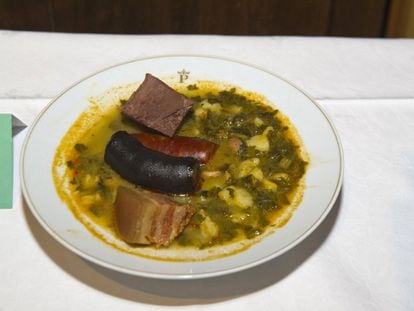 El segundo galardón fue para el restaurante Leitariegos, de reciente apertura, a unos 35 kilómetros de Cangas del Narcea, y de cuya cocina se ocupa Héctor Cosmen, que prepara un pote por 10 euros con un género de notable calidad. 