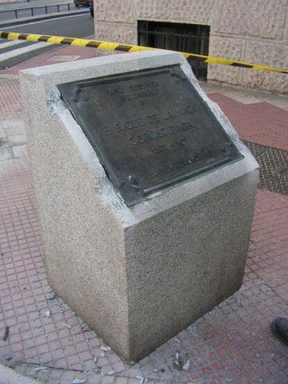 Monolito con la placa que homenajea a Enrique de la Mata, tras su retirada.