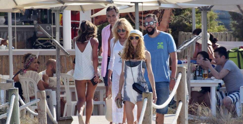 Borja Thyssen, Blanca Cuesta, Carmen Cervera y Manuel Segura durante unas vacaciones en Formentera, el 11 de julio.