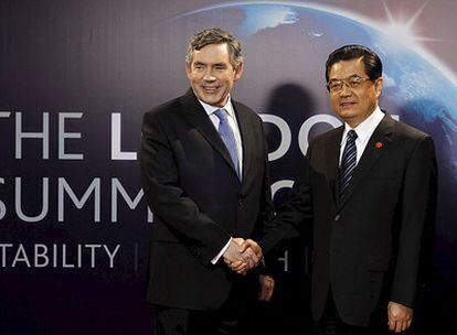El presidente, chino Hu Jintao, saluda al primer ministro británico, Gordon Brown, en la cumbre del G-20.