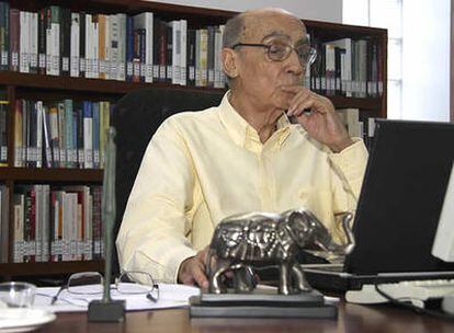 José Saramago en una imagen de archivo ante su ordenador