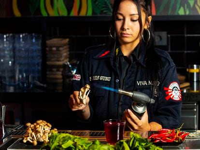 Melanie Da Conçeicao, bar manager de Salmon Guru, flambea las setas para el cóctel Tierra en el nuevo espacio.