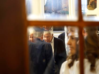 Alfonso Guerra (de espaldas) charla con Felipe González antes de la presentación de su libro en el Ateneo de Madrid, el miércoles.