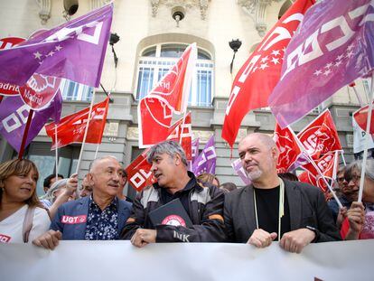 Los sindicatos, con Pepe Álvarez de UGT (segundo por la izquierda) y Unai Sordo de CC OO (cuarto) en primera fila, y afectados por el amianto protestan este miércoles en Madrid.