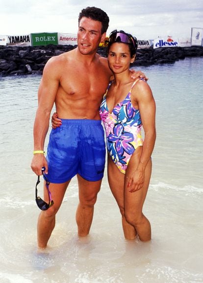 El actor Jean-Claude Van Damme y su exesposa (y posteriormente otra vez esposa) Gladys Portugues posan para la prensa en la costa de Hawaii en 1991.