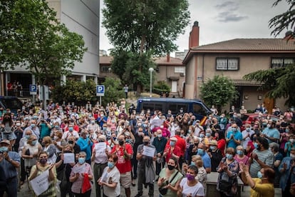 Concentración de vecinos en el centro de salud de Orcasitas, en Madrid, el 28 de mayo de 2021, por la situación de la primaria y el posible cierre de decenas de consultorios.