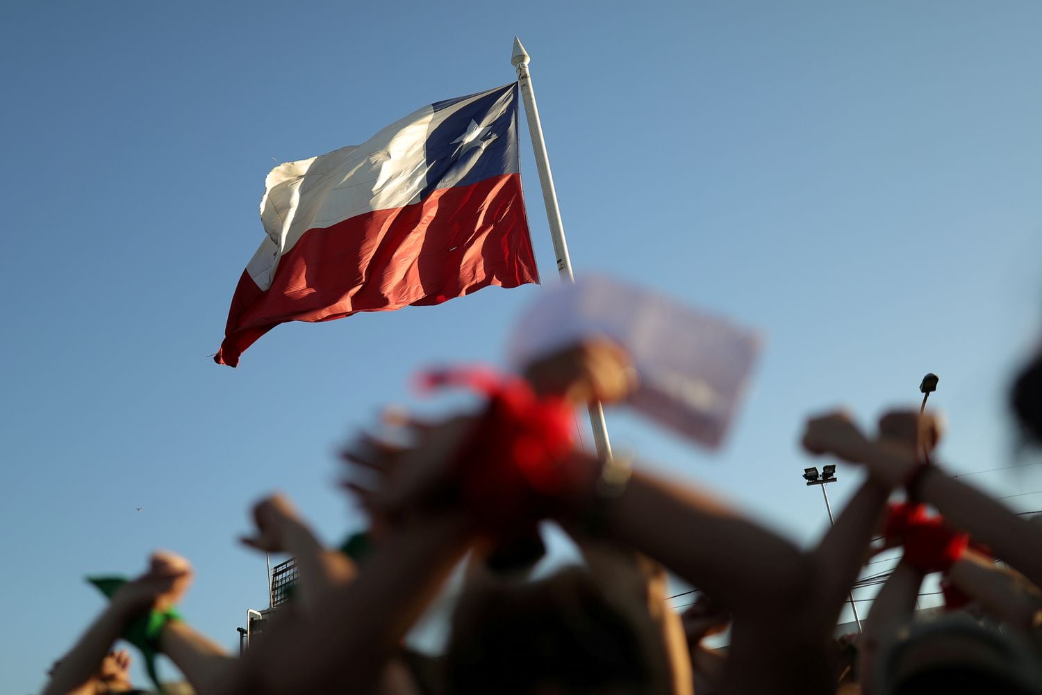 La bandera de Chile durante una protesta por los derechos de la mujer, en Santiago de Chile, en diciembre de 2019.