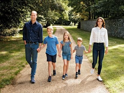 La imagen familiar con la que los príncipes de Gales y sus tres hijos felicitan la Navidad.