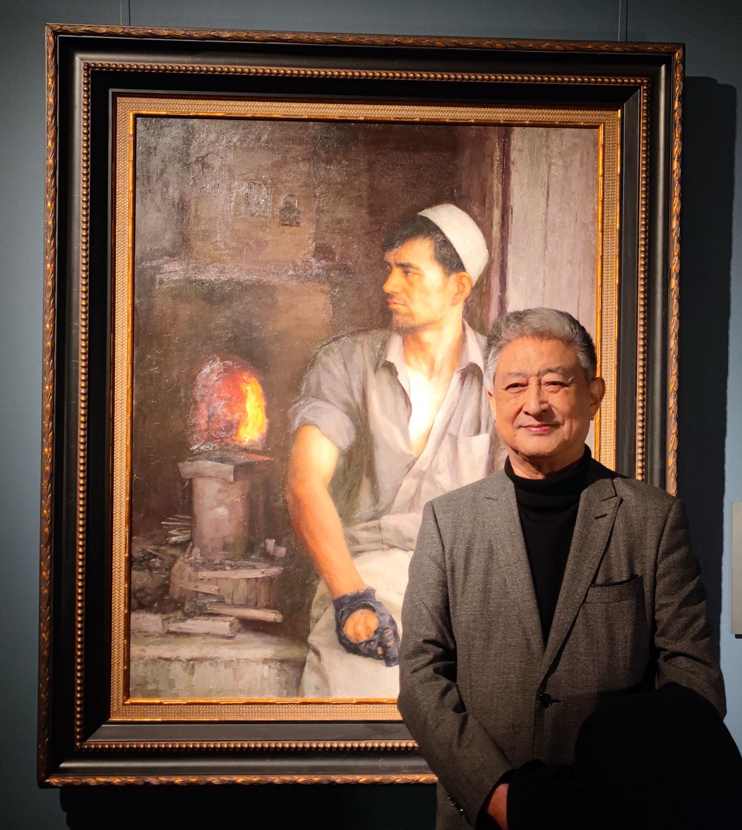 El artista Zhang Zuying con su obra 'El herrero uigur Amir' (2006).