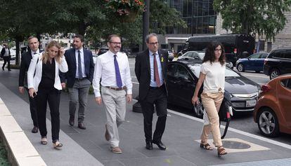 El president de la Generalitat de Catalunya, Quim Torra (2d), camina per Washington amb alguns membres de la seva comitiva.