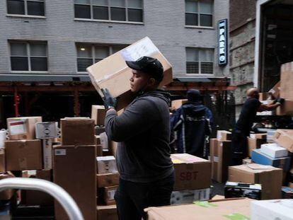 Un repartidor con paquetes en Manhattan, Nueva York