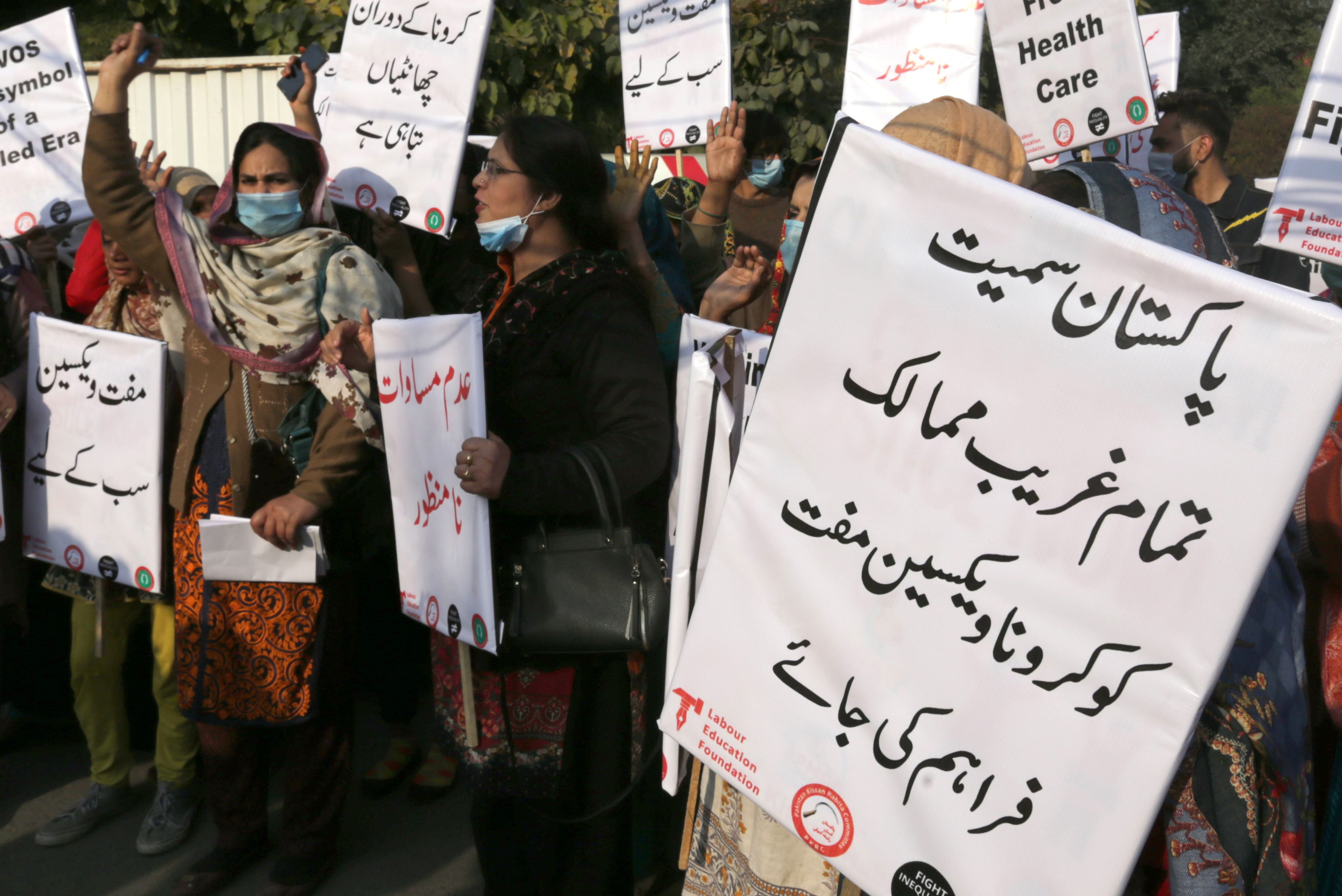 Varias mujeres protestan para exigir una distribución justa de las vacunas a los países en desarrollo durante una protesta en Lahore, Pakistán, el 29 de enero de 2021.