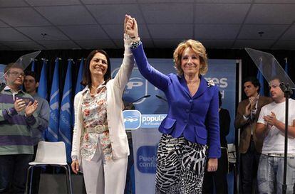 Esperanza Aguirre y Paloma Adrados saludan durante el acto que ambas protagonizaron ayer en Pozuelo.